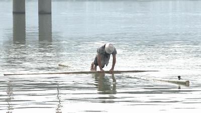 水上漂竹子怎么做到的,一根竹子水上漂的视频