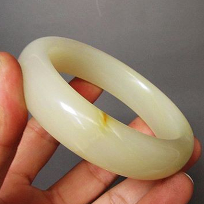 和田玉手镯常见的以假乱真把戏。