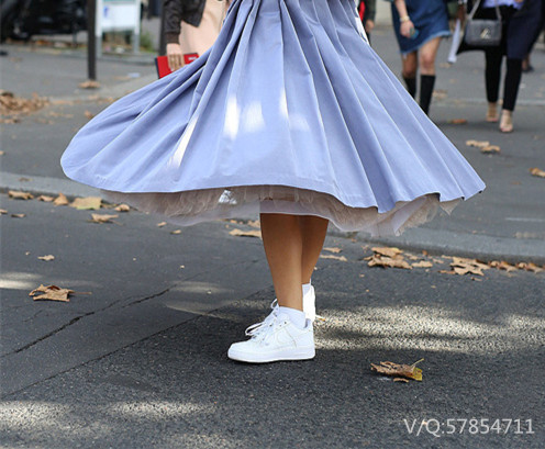粉色运动半身裙套装搭配什么鞋子,裙子搭配什么球鞋好看