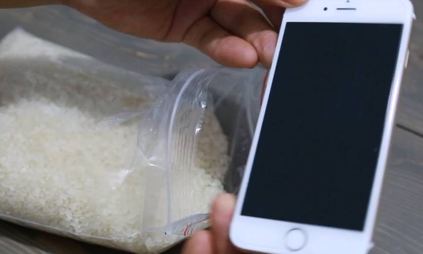 iphone掉马桶里,iphone掉厕所捞出来开不了机