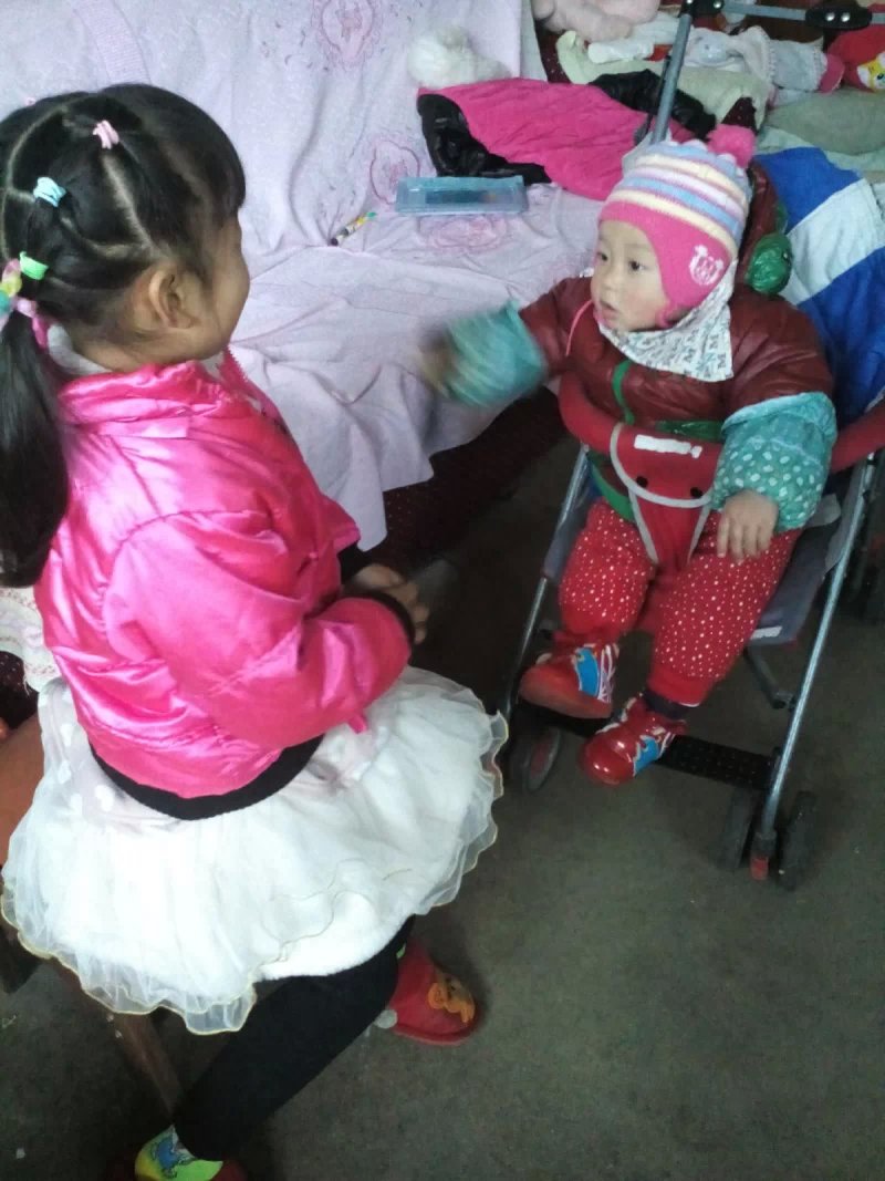 弟弟把姐姐嘴唇砸破,妹妹把姐姐手指咬哭了