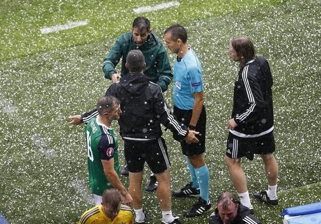 足球下冰雹怎么办,足球比赛遭遇雷暴天气