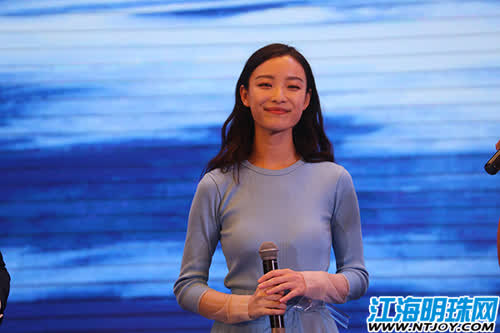 倪妮现身女神范十足,倪妮出席品牌大秀