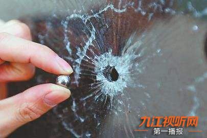 男子深夜拿弹弓射车玻璃,郑州男子用弹弓击碎车玻璃