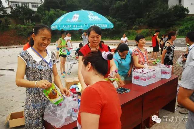 哇塞，龙头山好热闹，人人都在领奖品！