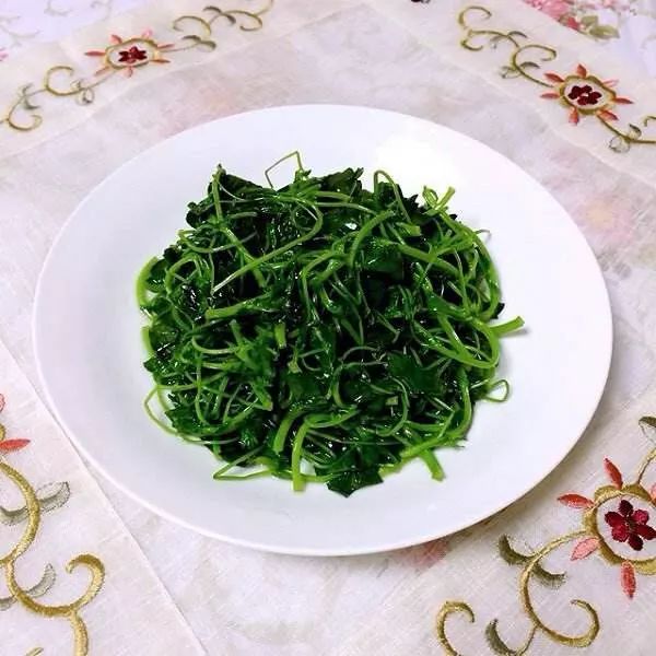 3月啦!不时不吃的苏州人又迎来了一波春天的美食,青团子、腌笃鲜、明前螺、马兰头……