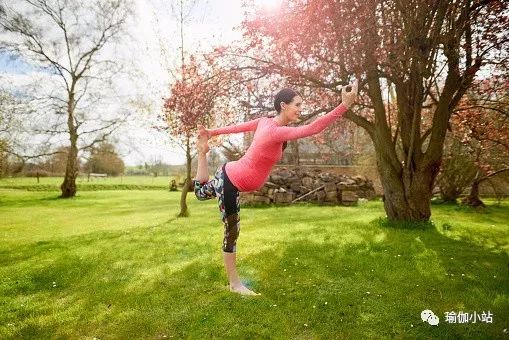 瑜伽跟游泳对女性的作用哪个较好,瑜伽女性保养品