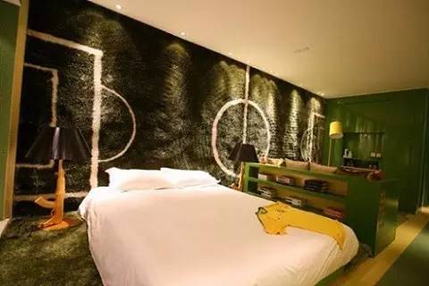 我和足球哪个分量更重？别闹了，当然是你重咯~