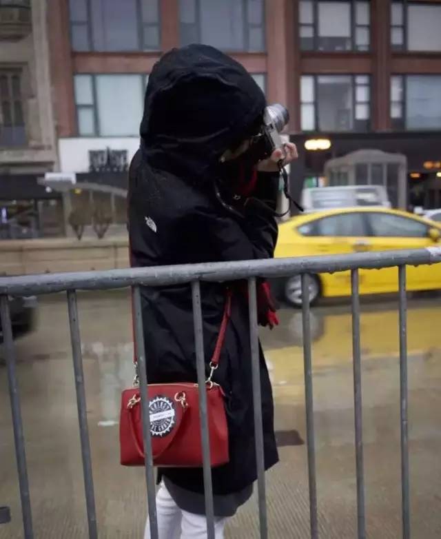 打个屁伞,真·青年就该披上雨衣起来嗨|潮物草坪