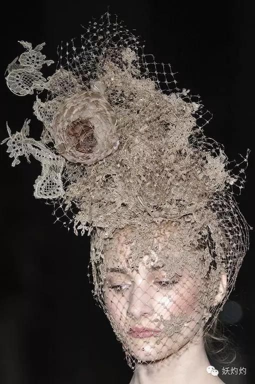 英国皇室帽子设计,英国皇室西装设计师