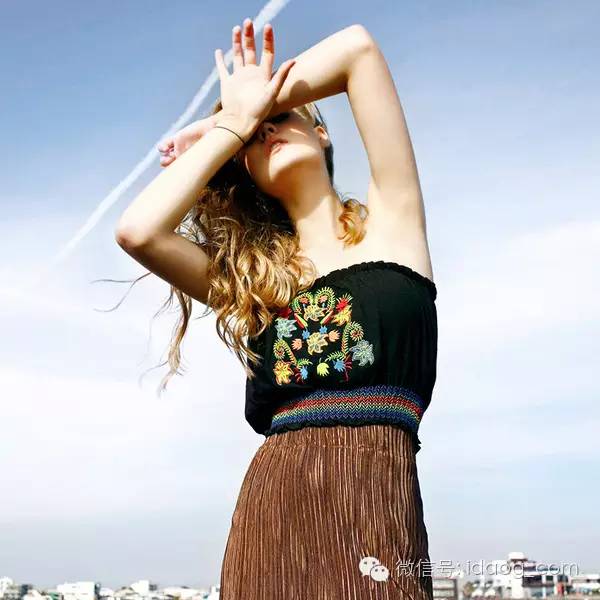 裹胸吊带宽肩,裹胸吊带需要怎么穿搭