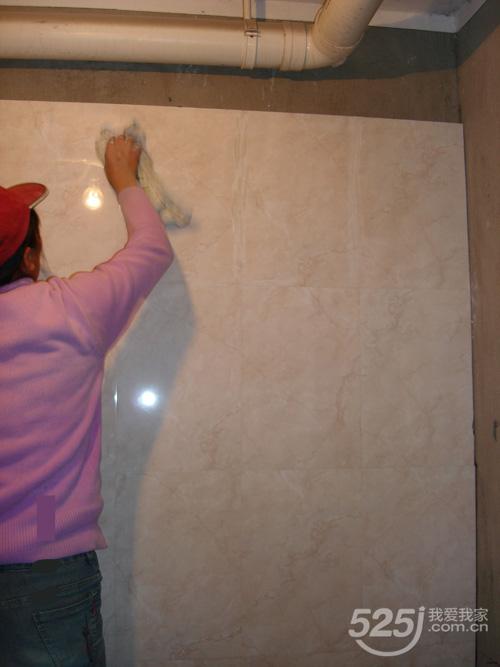 装修过程中瓷砖填缝是什么进行的,无缝瓷砖用什么填缝