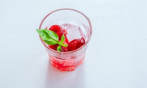 夏日饮品冰镇一下口感,薄荷柠檬冰爽茶饮料