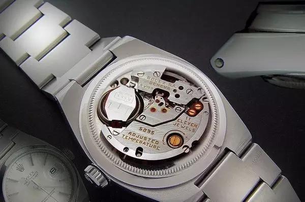 dw手表是上电子的么,dw手表里面是水晶吗