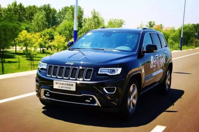 试驾全新大切诺基夜视视角,深度试驾14款大切诺基