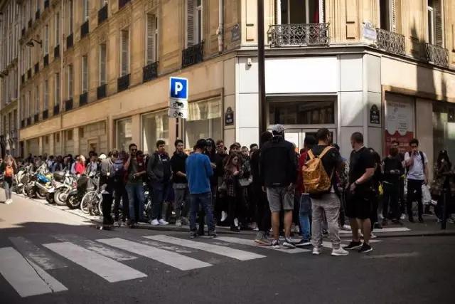 城内的人迷茫城外的人慌张,城里的人不懂城外人的快乐