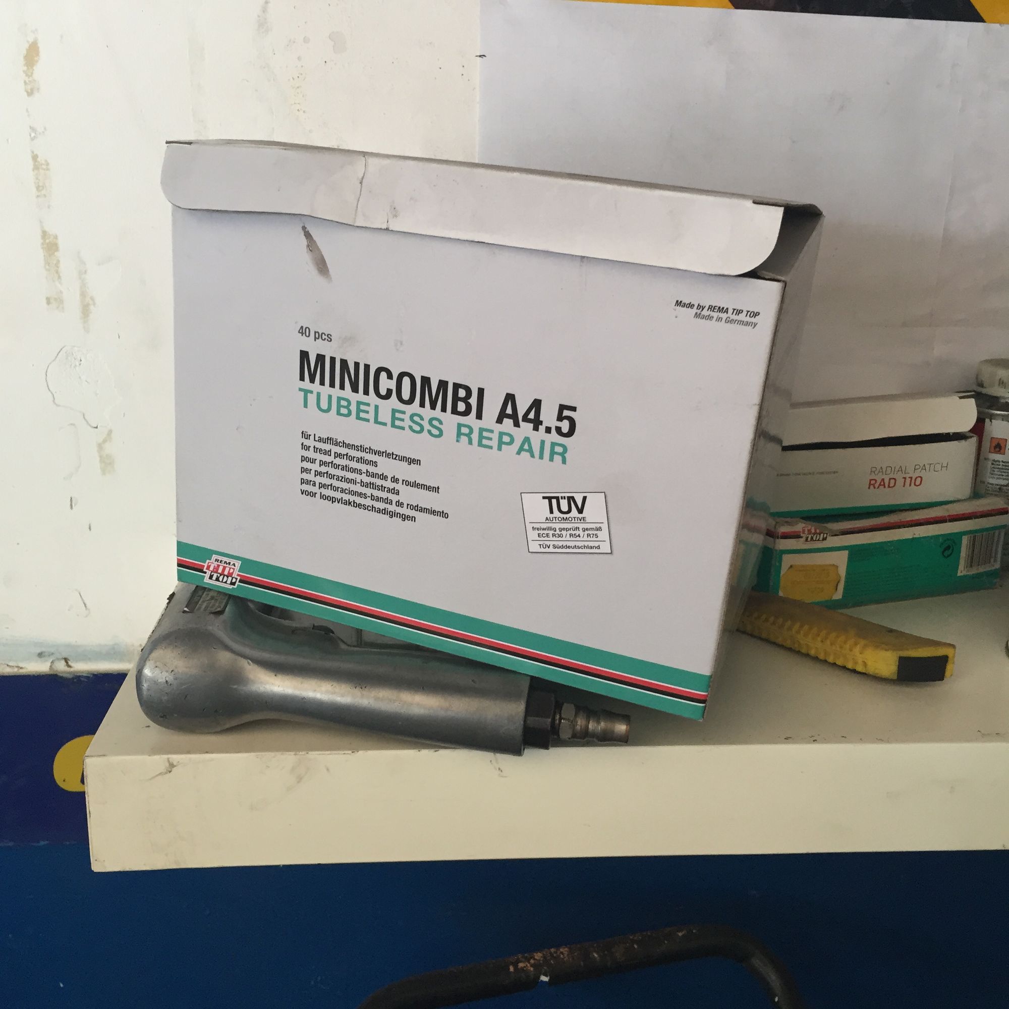 倒霉轮胎扎钉子,倒霉汽车轮胎被扎