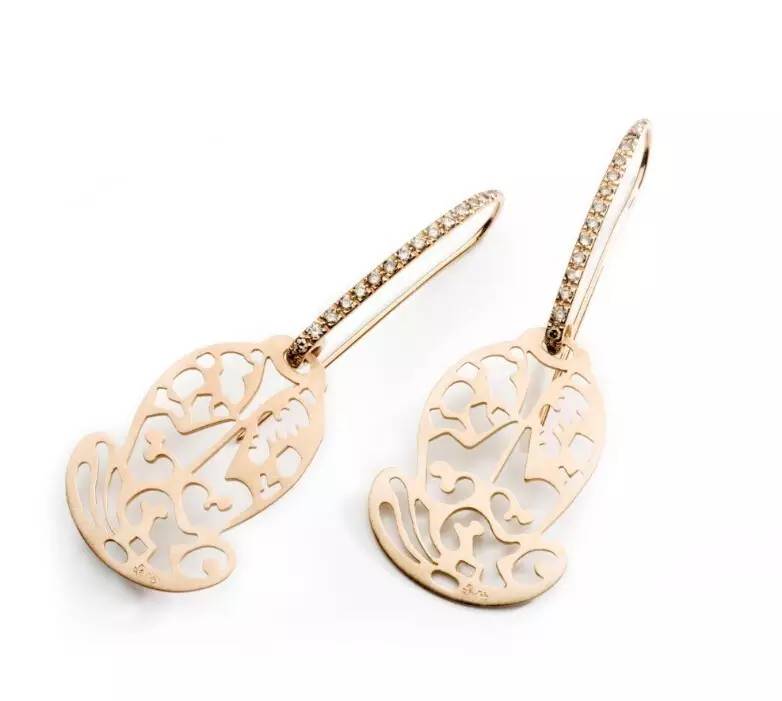 夏天当然少不了一件吊带裙,夏天需要一条温柔的吊带裙