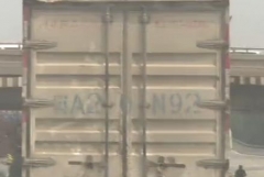 这位仁兄真猛！怒火攻心，竟然朝记者举起了砖头