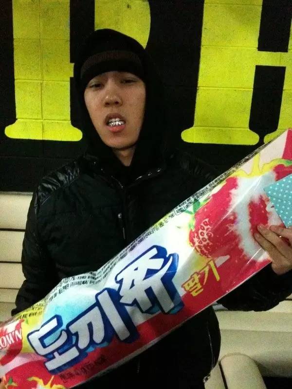 关于最近超火的金牙,你要知道这4件事(起码要知道怎么戴上去吧)