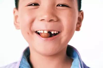 “陈”言微语话健康:宝宝吃东西卡喉咙,父母必须知道的急救方法