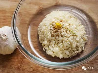 女人每天坚持吃大蒜会有什么好处,生吃大蒜对身体有什么好处和坏处