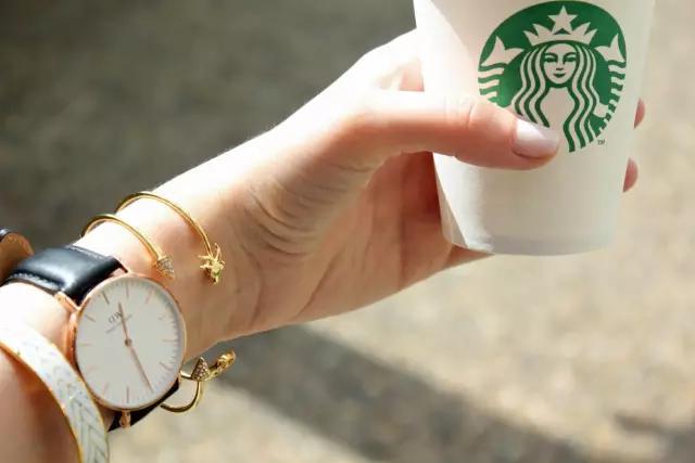 dw手表是上电子的么,dw手表里面是水晶吗