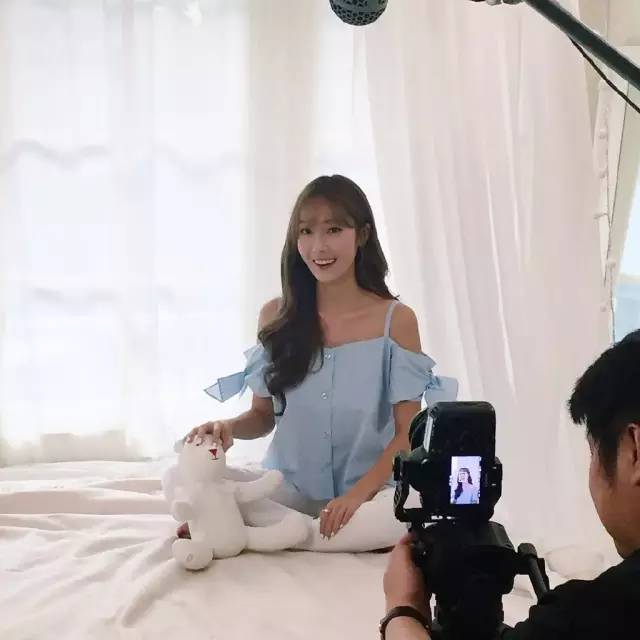 夏日穿搭蓝白色,好看又时髦的夏日穿搭