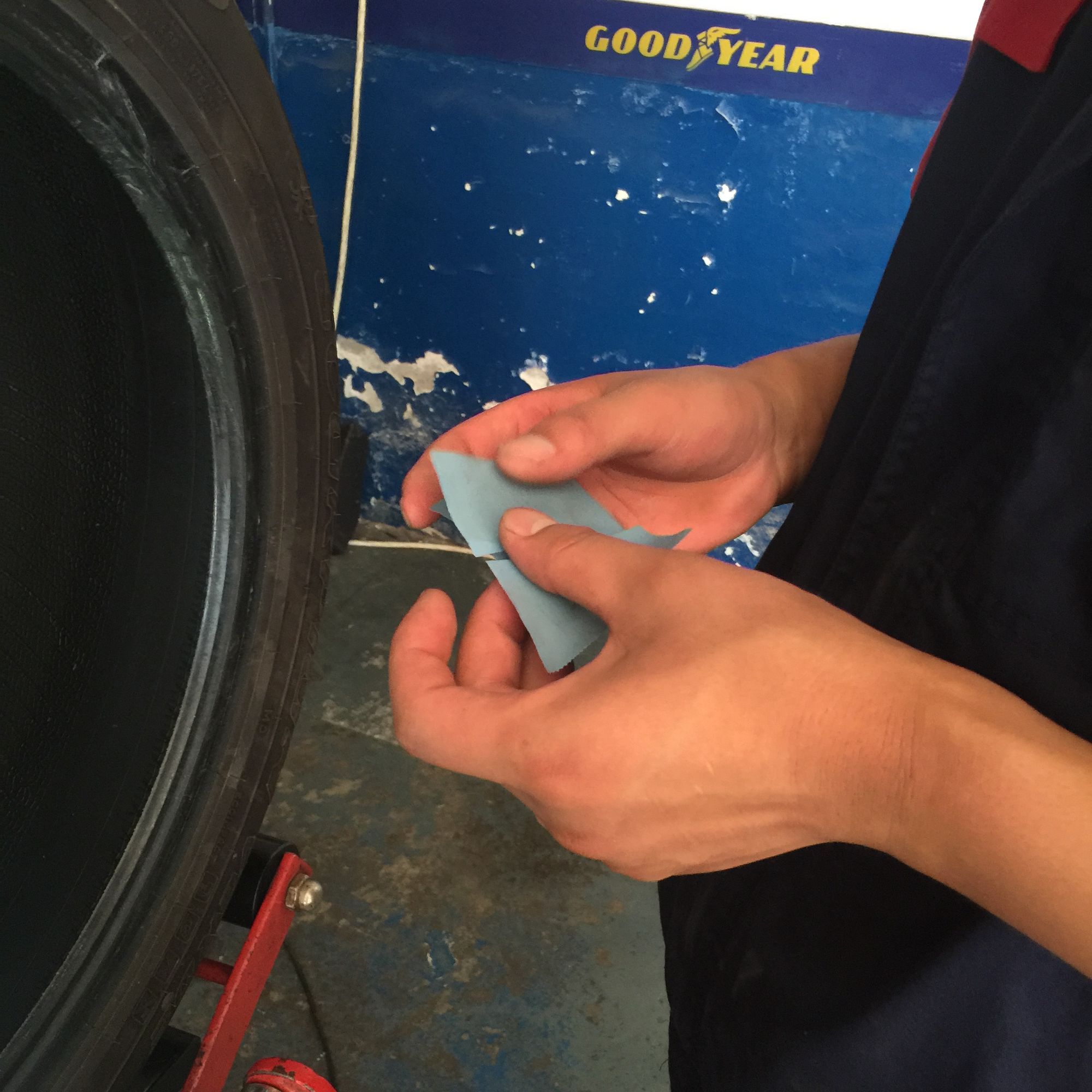 倒霉轮胎扎钉子,倒霉汽车轮胎被扎