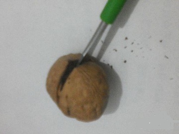 六个核桃怎么才能快速打开,没有核桃夹子怎么打开核桃
