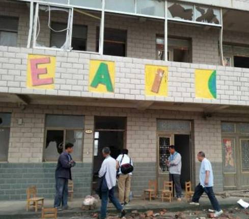 龙卷风来临时在室外避险自救方法,如果我们被龙卷风吸入了如何自救