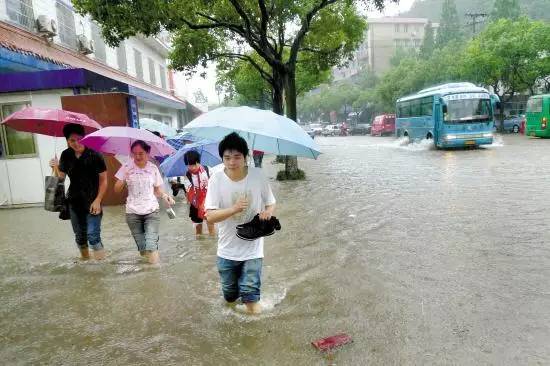 下大雨脚直接被淹了咋办,下暴雨脚泡在水里容易感染吗