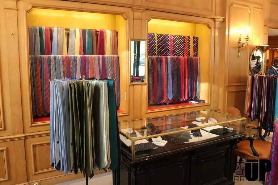 是时候该羡慕一下男士风尚传统了,毕竟绅士们连领带都可以定制