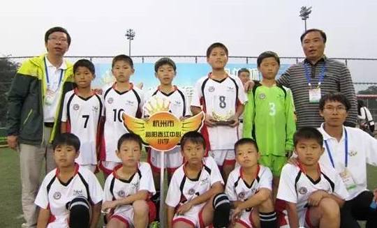 富阳这所学校，从张鸿铭市长手里捧回了奖杯！