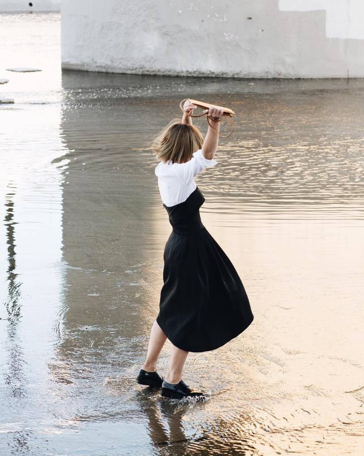 为什么我们穿很多衣服都不奇怪,为什么我们天天都要穿红色的衣服