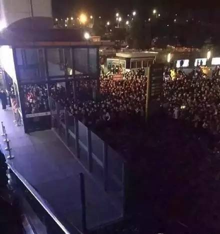 一言不合就堵厕所，小鲜肉你们得带多少保镖才能隔开痴女？！