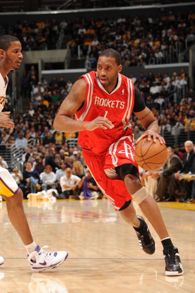 正确的运球手的姿势,正确的胯下运球握球姿势