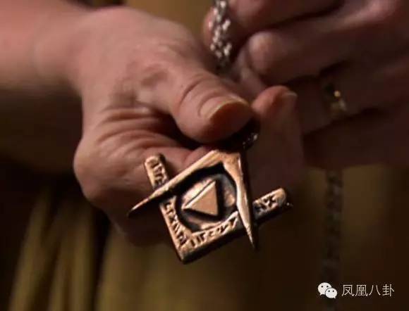 手势暗藏神秘代码、顶级明星纷纷效忠？娱乐圈竟还隐藏着神秘组织