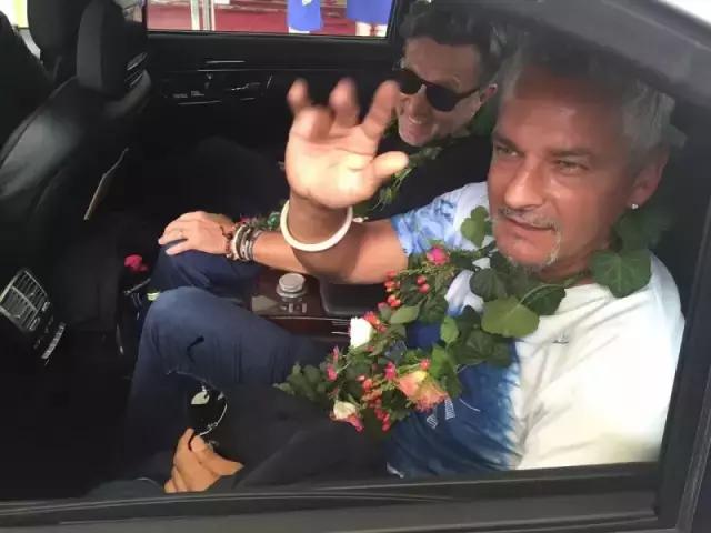 一位男神今天来到了青岛！粉丝见到他纷纷泪奔