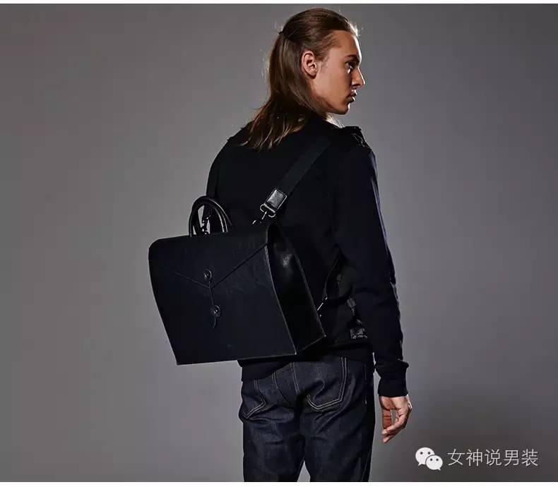 男士夏天如何背包,男士背包正确方法图解