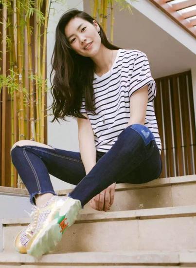 时装秀超模大表姐刘雯气质不一般,最新大表姐刘雯穿搭鞋子