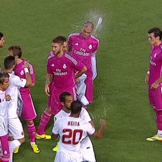 在巴萨与图雷齐名登陆中超遭戴琳锁喉对骂继海现成意甲一宝