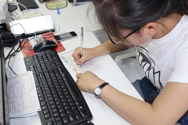 80后小伙白手起家慢慢的学会坚强,80后小哥在北漂打瓦工