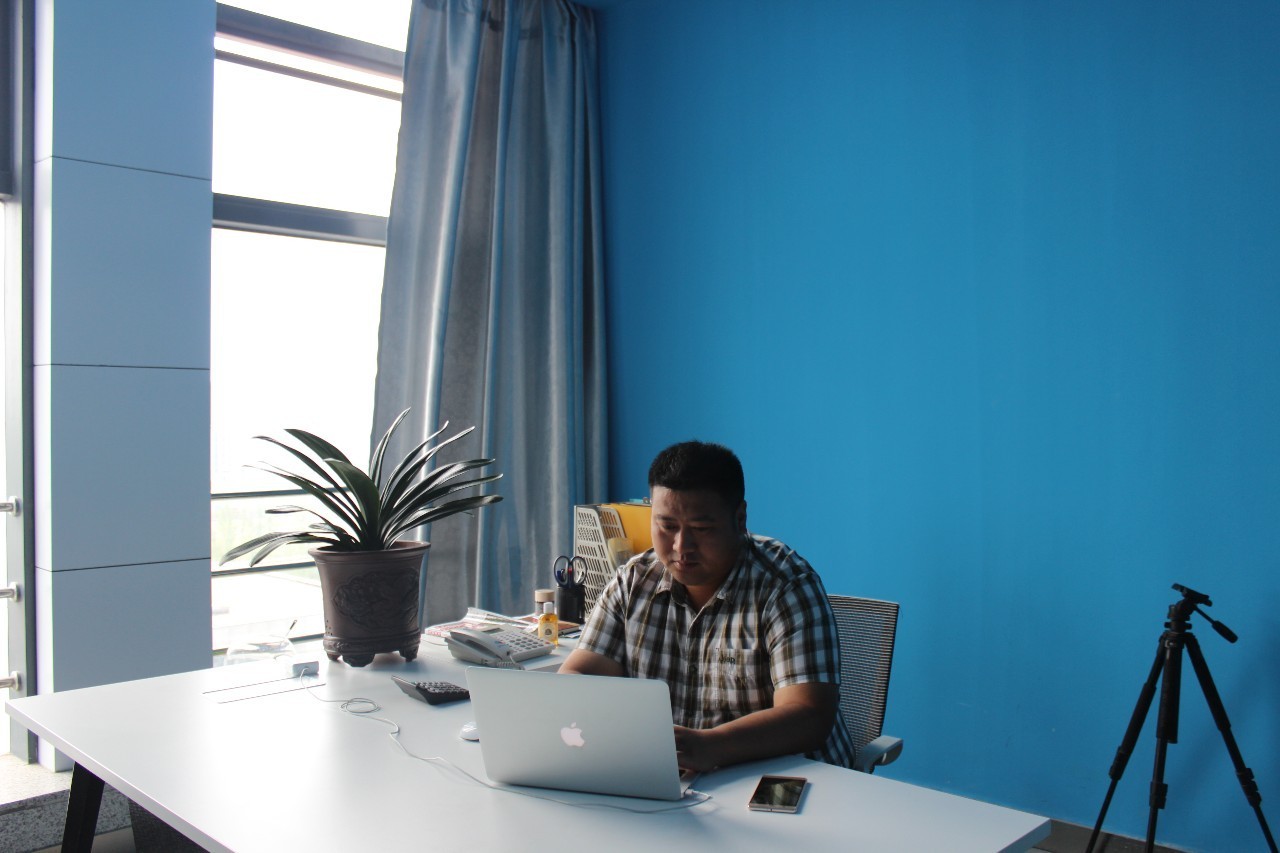 80后小伙白手起家慢慢的学会坚强,80后小哥在北漂打瓦工