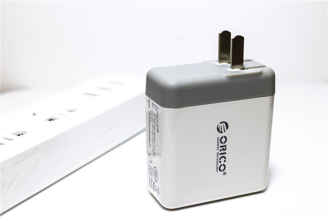 双口快速充电小钢炮，IPad也可2A满速充电