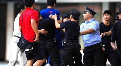 涓敳璧涘満鎯婄幇鏆村姏椋炶腹鐘,涓敳鑱旇禌鐖嗗彂鍐茬獊涓や汉鏌撶孩