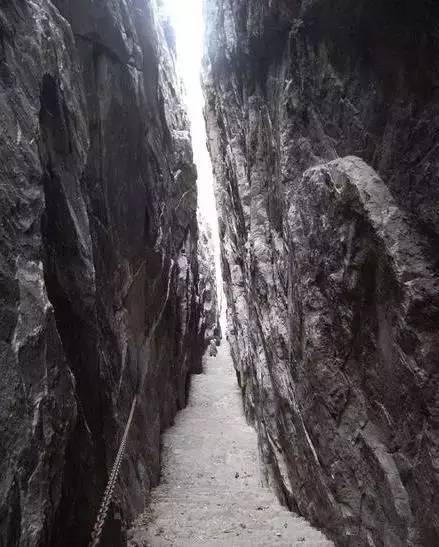 我敢打赌，河南这七个绝壁“一线天”，肯定有你过不去的！