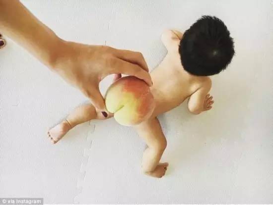 无缝对接丨这才是真正的蜜桃臀！最新晒娃技能走红，娃娃以后咋个面对桃子哦······