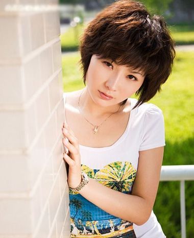 额头窄下巴宽的女人适合剪短发吗,额头宽和颧骨高怎么剪短发好看