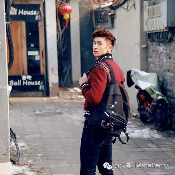 你知道就算大雨让整座城市颠倒你还可以解放双手背双肩包